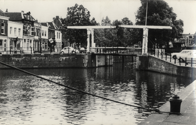 15049 Gezicht op het noordelijke sluishoofd van de Oude Sluis met de Kleine Brug te Vreeswijk uit het zuidoosten; met ...